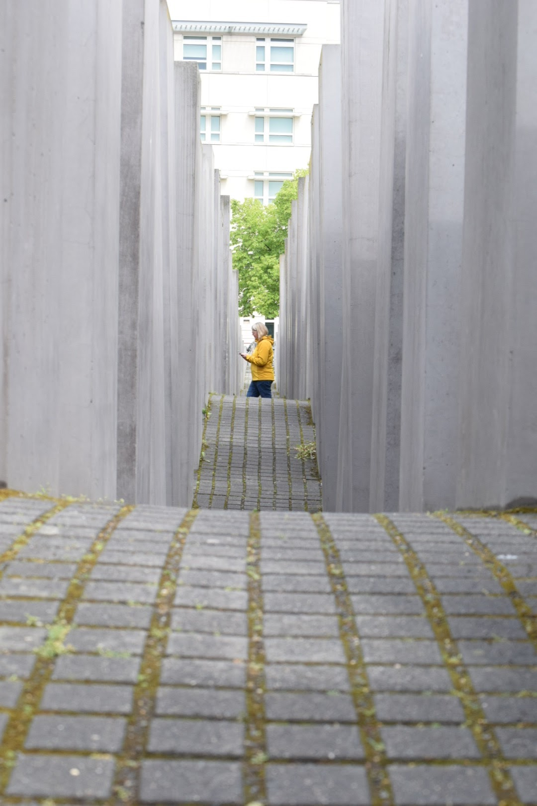 Det judiska minnesmonumentet i Berlin — stenarna går upp och ned