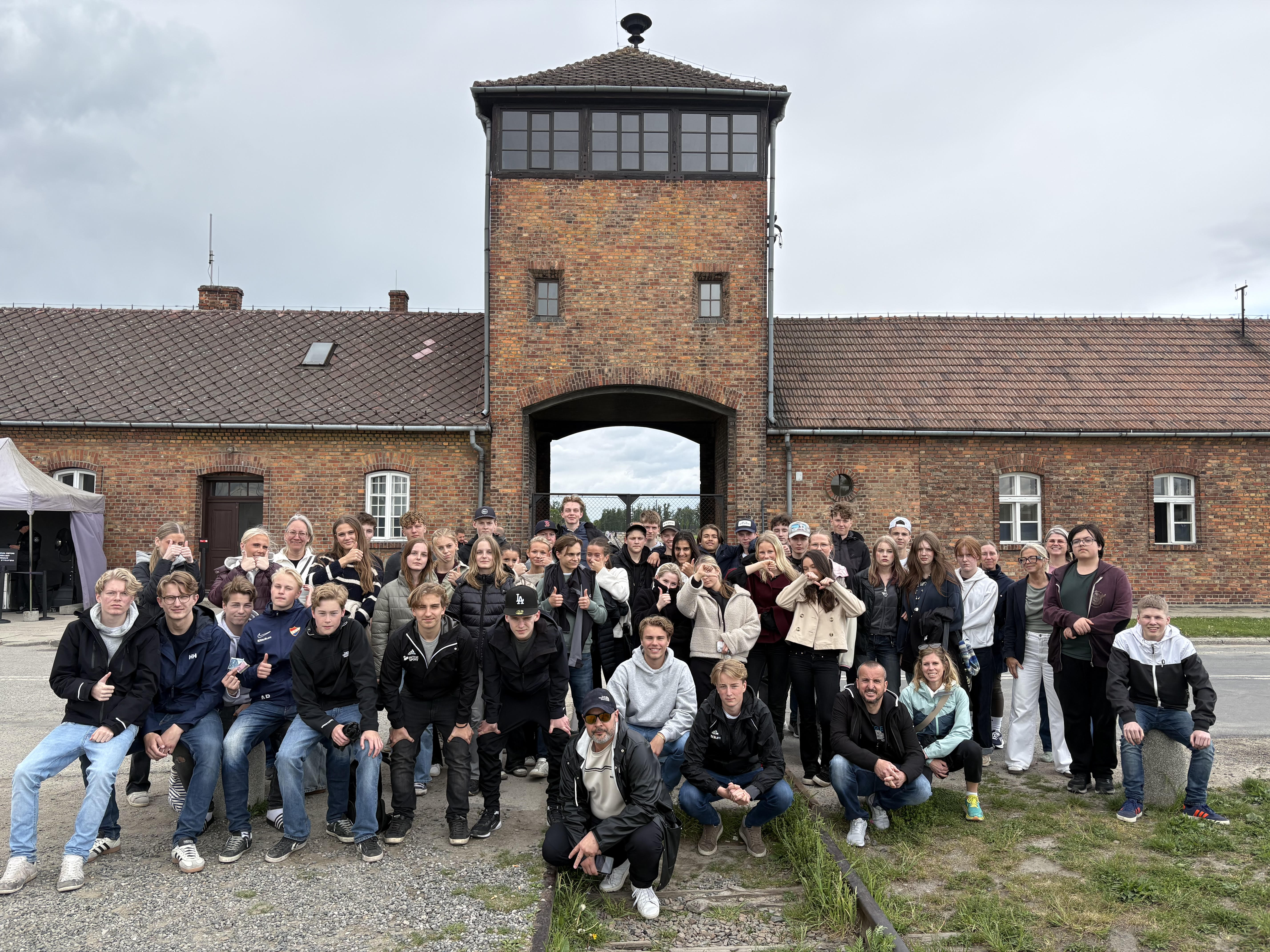 Klass 10A och 10B framför Birkenaus port