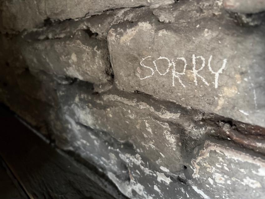 'Sorry' inristat i en vägg