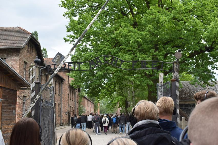 Arbeit macht frei — Auschwitz-portens skylt
