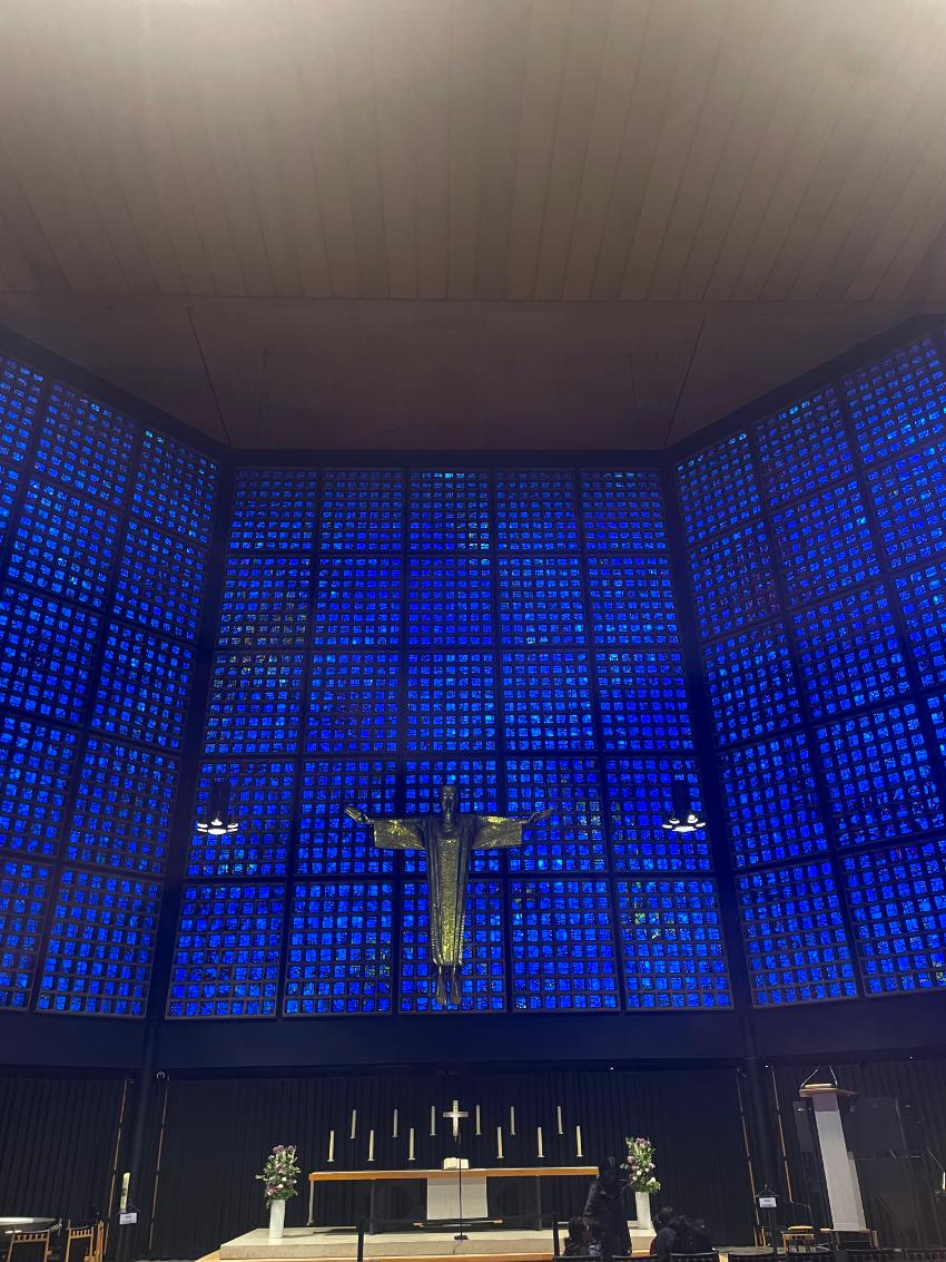 Gedächtniskirche inifrån — 20 000 blå glasbitar